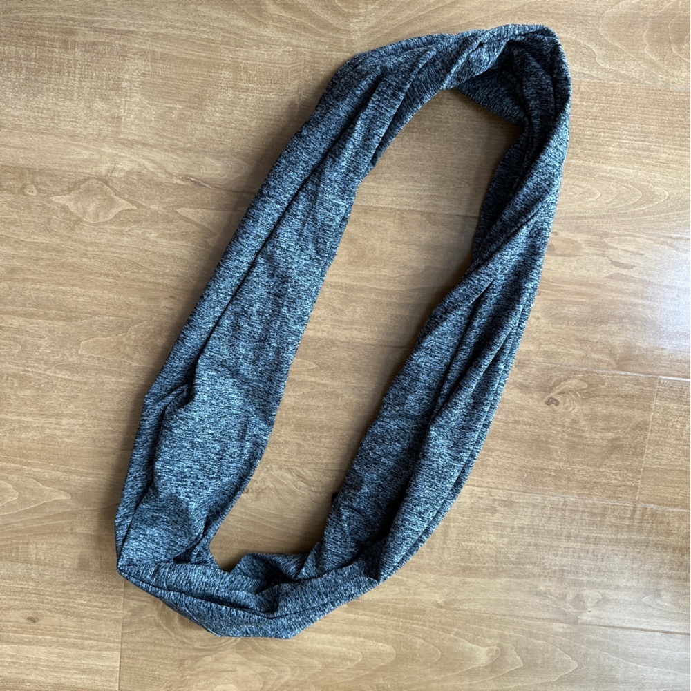 Activewear Spandex Grey/Black Heather Circle Scarf with Zippered Pocket, OS